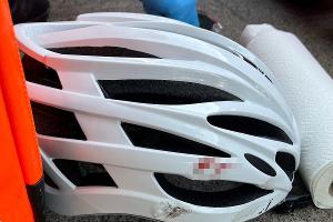 Der beschädigte Helm des Rennradfahrers