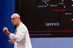 Telekom-Chef Tim Höttges warnt vor Pessimismus beim Thema KI.