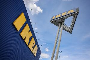 Ein bekanntes Logo: Der Möbelriese Ikea. (Archivbild)