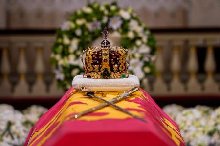 Bis kurz vor der Beisetzung stand der Sarg des Monarchen in der Schlosskapelle. (Achivbild)