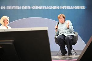 Angela Merkel sieht KI positiv, hat aber auch Bedenken.