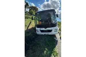Beim Ausweichen geriet ein Schulbus gegen 13.15 Uhr in den Graben des Oberen Rheinermarkweges. Verletzt wurde niemand. Foto: Polizei MK