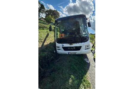 Beim Ausweichen geriet ein Schulbus gegen 13.15 Uhr in den Graben des Oberen Rheinermarkweges. Verletzt wurde niemand. Foto: Polizei MK
