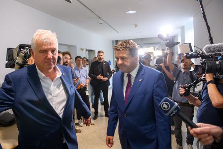 Sven Schulze (CDU) und Guido Heuer (CDU) kommen zur Fraktionssitzung.