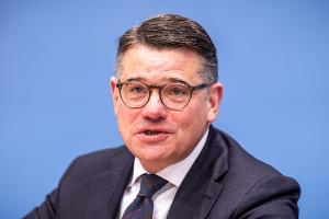 "Ich warne alle zu glauben, dass es eine schnelle Lösung gibt", sagt Hessens Ministerpräsident Boris Rhein (CDU). (Archivbild)