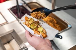 Kunden können sich bei Ikea ihren eigenen Hotdog kreieren.