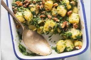 Ofen-Gnocchi mit Gorgonzolasauce, Spinat und Walnüssen