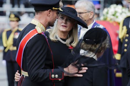 Haakon zusammen mit Mette-Marit und Sonja.