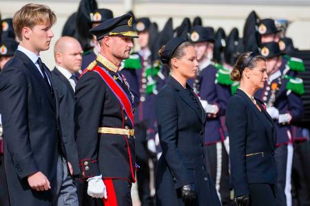 König Haakon VIII. schritt gemeinsam mit seinen Kindern, Kronprinzessin Ingrid Alexandra und Prinz Sverre Magnus, sowie seiner Schwester Prinzessin Märtha Louise hinter dem Sarg her.