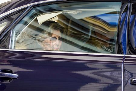 Haralds Witwe, Königin Sonja, und Königin Mette-Marit folgten dem Trauerzug in einem Auto. 