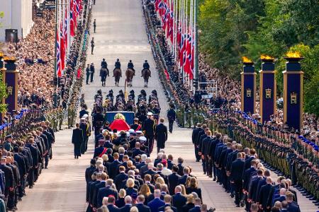 Tausende Menschen säumten den Straßenrand.