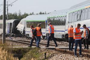 Beim Zusammenprall eines Lasters mit einem Zug in Polen ist eine Frau gestorben. 