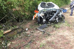 Das Auto war gegen mehrere Bäume geprallt.