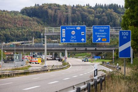 Die Polizei sperrte die Autobahn an der Grenze zur Schweiz. 