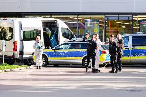 In einem Ratzeburger Supermarkt ist nach Polizeiangaben eine Frau getötet worden. 