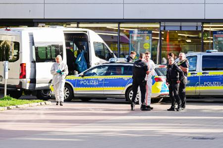 In einem Ratzeburger Supermarkt ist nach Polizeiangaben eine Frau getötet worden. 