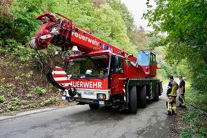 Der Tanklaster wurde mit dem Feuerwehrkran gesichert.