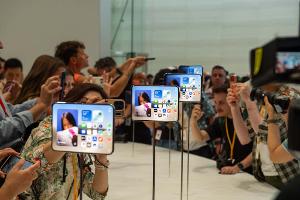 Mit dem Format des iPhone Duo sollen Nutzer Apple zufolge besser von dem größeren inneren Display profitieren als bei Modellen der Konkurrenz.