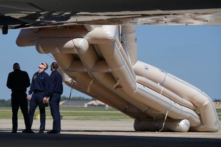 Angehörige der US-Luftwaffe kümmern sich um eine Notrutsche, die an der „Air Force One“ ausgefahren wurde, bevor US-Präsident Trump an Bord gehen wollte.