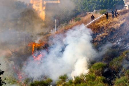 Ein großflächiger Brand hat sich auf einem Hügel in Rom ausgebreitet
