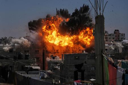 Bei einem israelischen Luftangriff in Gaza kommt es zu einer Explosion mit einem riesigen Feuerball.
