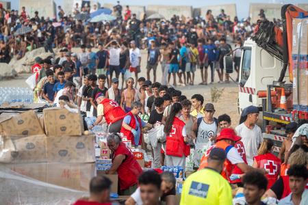 Die meisten Migranten kehrten bald freiwillig zurück, aber Tausende halten sich noch in Ceuta auf. (Archivbild)