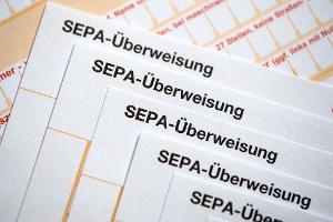 Ein Ex-Sparkassen-Mitarbeiter soll sich Geld von fremden Konten auf eigene Konten überwiesen haben. (Archivbild)
