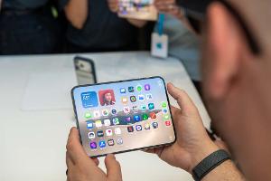 Laut Apple soll beim iPhone Duo die Falte in der Mitte des aufklappbaren Bildschirms deutlich weniger sichtbar sein als in Modellen der Konkurrenz.