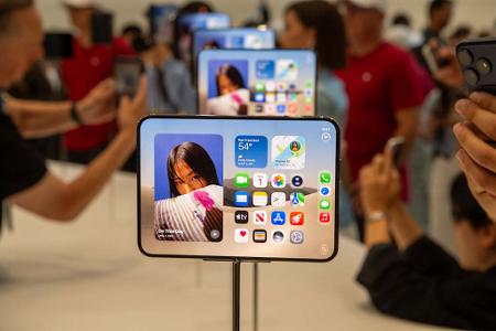 Mit dem Format des iPhone Duo sollen Nutzer Apple zufolge besser von dem größeren inneren Display profitieren als bei Modellen der Konkurrenz.