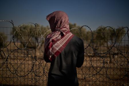 Bashar arbeitet am Zaun des Hauses seiner palästinensisch-beduinischen Familie, um Angriffe israelischer Siedler am Rande der Stadt Taybeh im Westjordanland zu verhindern.