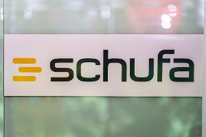 Die Wirtschaftsauskunftei Schufa sammelt reichlich Daten, ihre Bonitätsbewertungen haben großes Gewicht. (Archivbild)