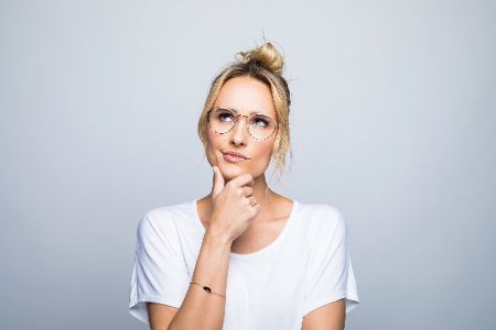 Frau denkt nach