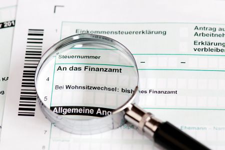 Antrag Steuererklärung mit einer Lupe