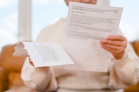 Ältere Person liest einen offiziellen Brief