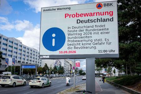 Berlin: Warnhinweis leuchtet auf – Anzeigetafel kündigt den bundesweiten Warntag an