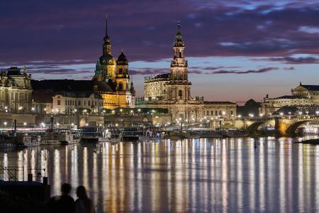 Blick am Abend auf die Altstadt von Dresden an der Elbe mit dem Georgenbor (l-r), dem Hausmannsturm, dem Ständehaus, der Hofkirche und der Semperoper.