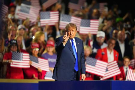 US-Präsident Donald Trump gestikuliert, als er seine Rede auf dem Parteitag der Republikaner beendet.
