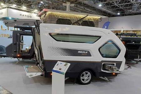 Lidu Aquila 360 Pop-up-Caravan am Messestand in Düsseldorf, Außenansicht des kompakten Caravans.