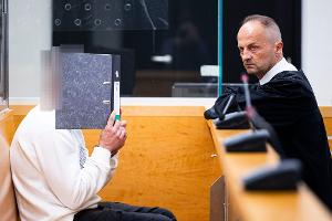 Der Angeklagte (links) sitzt im Gerichtssaal im Landgericht Hannover neben seinem Verteidiger Marcin Raminski. 
