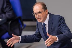 Innenminister Alexander Dobrindt rechnet mit weiteren hybriden Angriffen auf Ziele in Deutschland. 
