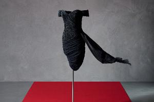 Das sogenannte Rachekleid der verstorbenen Lady Di kommt unter den Hammer in New York. 
