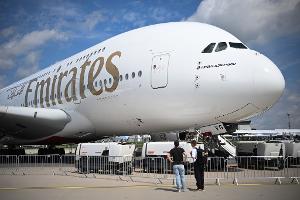 Die Fluggesellschaft Emirates präsentierte in den vergangenen Jahren bei der Internationalen Luft- und Raumfahrtausstellung (ILA) am Flughafen Berlin-Brandenburg eine ihrer Maschinen - künftig darf die Airline den Flughafen auch tatsächlich ansteuern. (Archivbild)
