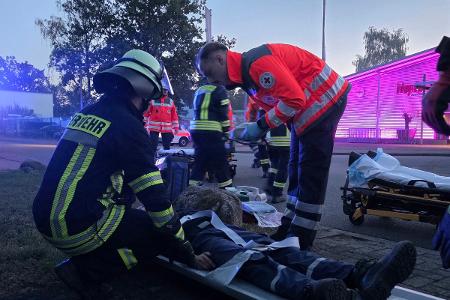 Versorgung einer Person (Foto: Feuerwehr Celle)