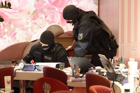 Im Januar durchsuchten Bundespolizisten ein Nagelstudio in Düsseldorf. (Archivbild)