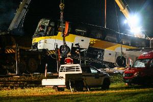 Der Bus war mit einer Leitplanke kollidiert und umgekippt. 
