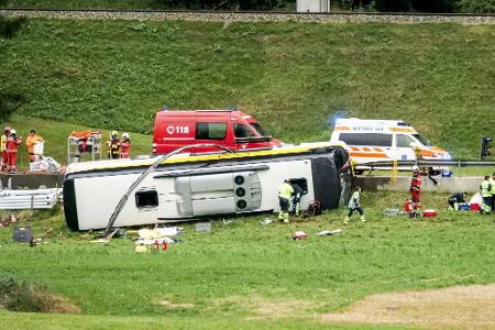 Der Reisebus blieb nach dem Unfall auf der Seite liegen. 