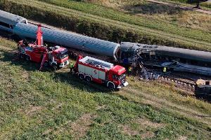Nach einem schweren Zugunglück in Polen sind die Lokführer für mehr Sicherheit auf der Schiene in den Bummelstreik getreten.