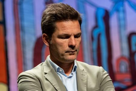 Der Berliner SPD-Spitzenkandidat muss mit schlechten Umfragewerten und Ermittlungen gegen ihn umgehen. 