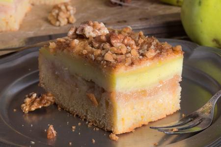 Apfelkuchen mit Puddingschicht