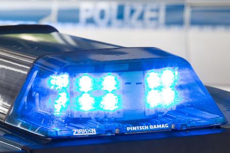 Polizei und Rettungsdienst wurden zu der Senioreneinrichtung alarmiert. (Symbolbild) 